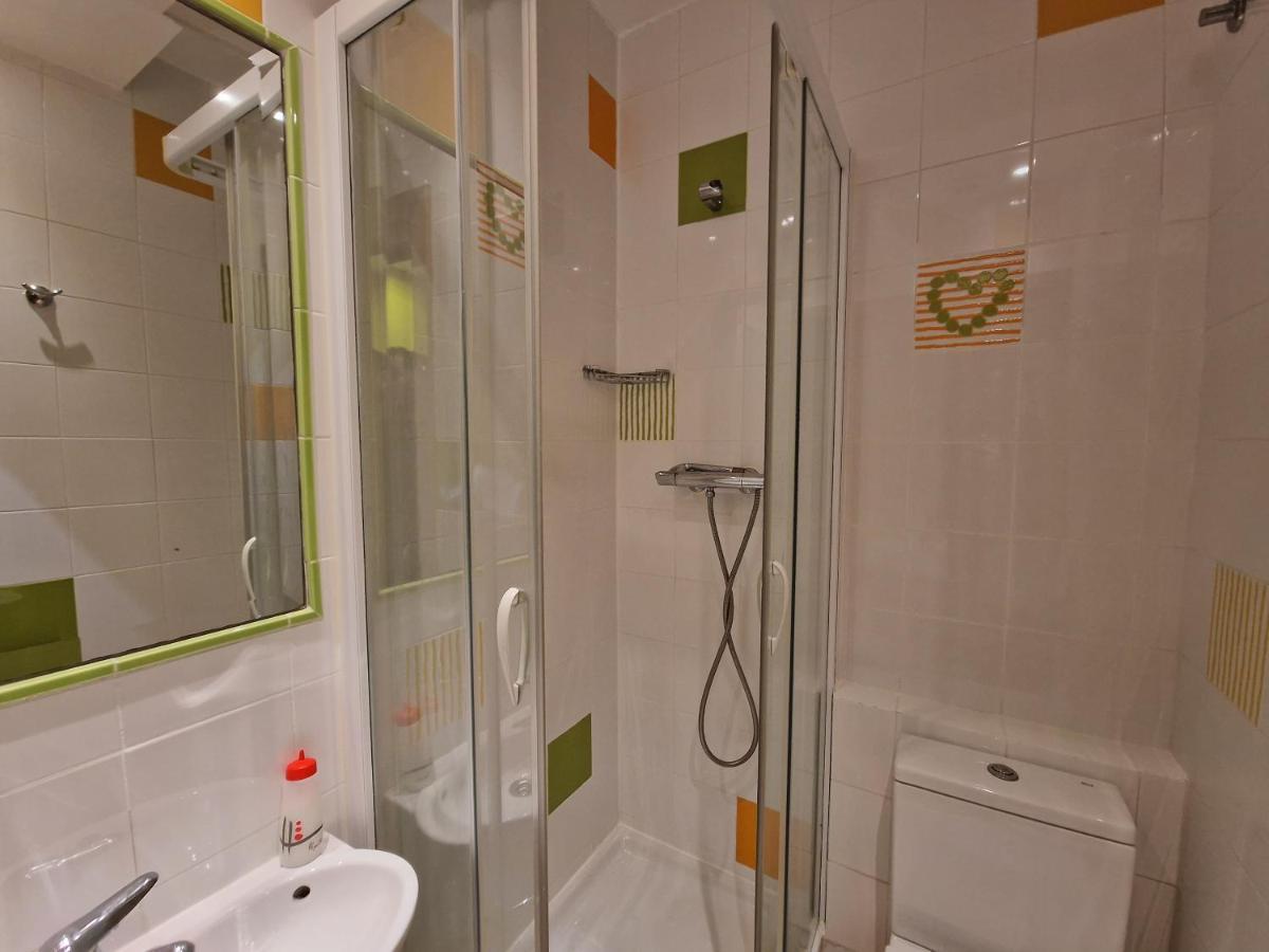 Pension Izar Bat Guesthouse Сан Себастиан Екстериор снимка